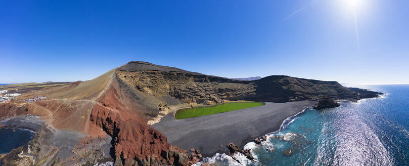 Spanien, Kanarische Inseln, Lanzarote, Luftaufnahme von El Golfo, Charco de los Clicos, Montana del Golfo, Lago Verde - SIEF08457