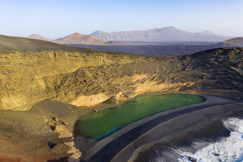 Spanien, Kanarische Inseln, Lanzarote, Luftaufnahme von El Golfo, Charco de los Clicos, Montana del Golfo, Lago Verde - SIEF08458