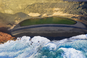 Spanien, Kanarische Inseln, Lanzarote, Luftaufnahme von El Golfo, Charco de los Clicos, Montana del Golfo, Lago Verde - SIEF08461