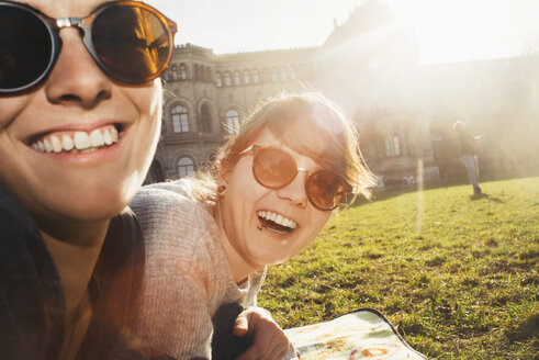 Porträt von zwei lachenden Frauen im Park - GCF00247