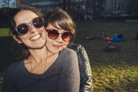 Porträt von zwei glücklichen Frauen im Park, lizenzfreies Stockfoto