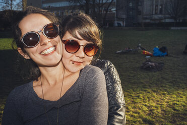 Porträt von zwei glücklichen Frauen im Park - GCF00249