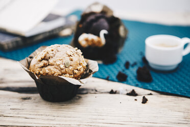 Selbstgebackener Muffin mit Müsli - ERRF00801