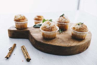 Selbstgebackene Muffins mit Zimt und Minze auf Holzbrett - ERRF00810