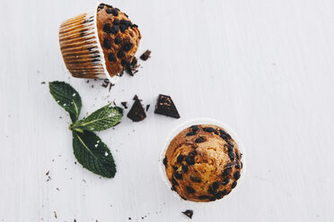 Zwei selbstgebackene Muffins mit Schokoladenstückchen - ERRF00824