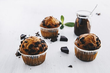Selbstgebackene Muffins mit Schokoladenstückchen - ERRF00825