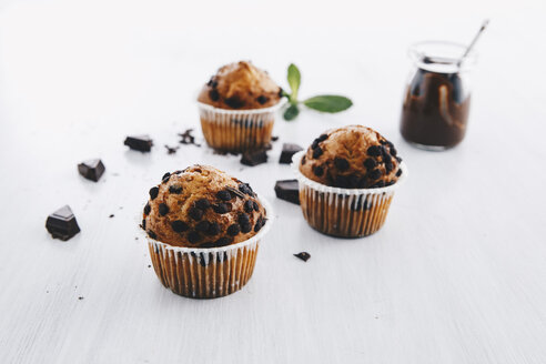Selbstgebackene Muffins mit Schokoladenstückchen - ERRF00826