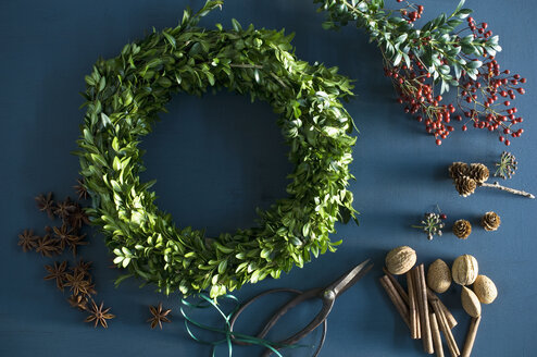 Selfmade Advent wreath, box twigs, rosehip, star anise, cinnamon sticks, walnuts and almonds - ASF06311