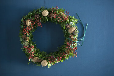 Selfmade Advent wreath, box twigs, rosehip, star anise, walnuts and almonds - ASF06312
