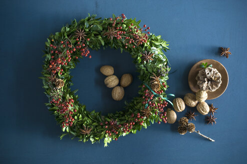 Selbstgemachter Adventskranz, Buchsbaumzweige, Hagebutte, Sternanis, Walnüsse und Mandeln - ASF06313