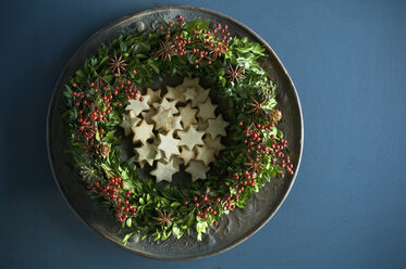 Selfmade Advent wreath, boxwood twigs, rosehip, star anise, shortbread - ASF06315