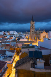 Spanien, Malaga, Parroquia San Pablo vor Sonnenaufgang im Zentrum von Malaga - TAMF01175
