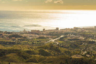 Spanien, Blick von der weißen Stadt Mijas auf die Umgebung - TAMF01181