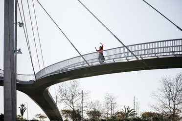 Junge zeitgenössische Tänzerin beim Üben auf einer Fußgängerbrücke - JRFF02860