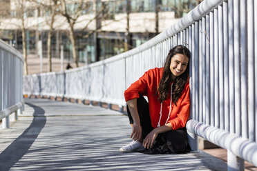 Young contemporary dancer sitting on a footbridge, resting - JRFF02863