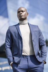 Porträt eines Geschäftsmannes in blauem Anzug und grauem Rollkragenpullover - JSMF00890