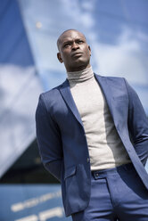 Porträt eines Geschäftsmannes in blauem Anzug und grauem Rollkragenpullover - JSMF00891