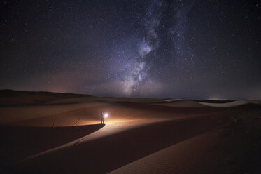 Marokko, Mann mit Licht bei Nacht in der Wüste von Merzouga - EPF00569