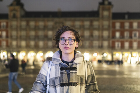 Spanien, Madrid, Porträt einer jungen Frau auf der Plaza Mayor, lizenzfreies Stockfoto