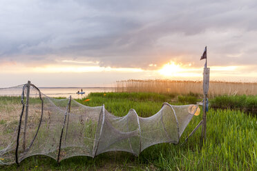 Deutschland, Usedom, Loddin, Fischreuse bei Sonnenuntergang - EGBF00261