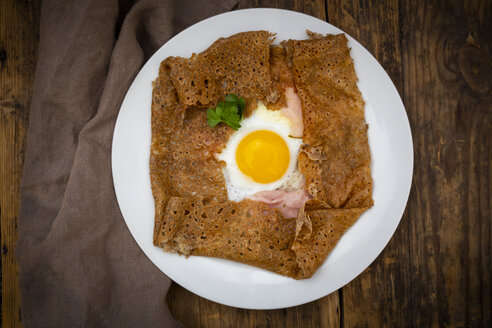 Galette complete, bretonischer Buchweizenpfannkuchen mit Ei, Käse und Schinken, glutenfrei - LVF07903