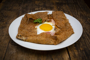 Galette complete, Breton buckwheat pancake with egg, cheese und ham, glutenfree - LVF07904