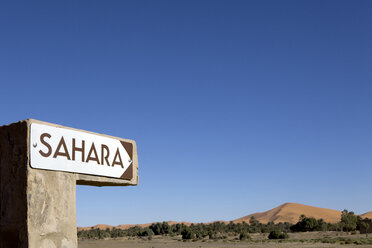 Morocco, Taouz, Merzouga, Erg Chebbi, signpost to Sahara desert - PSTF00406