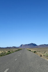 Marokko, Mecissi, Alnif, Straße durch Wüstenlandschaft - PSTF00407