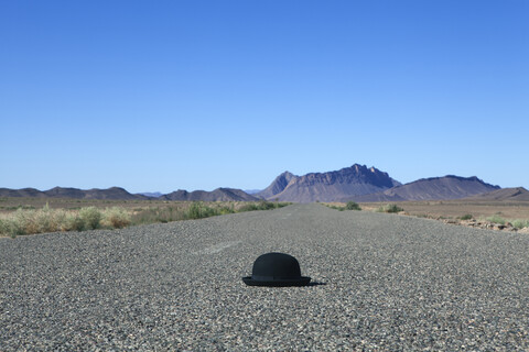 Marokko, Mecissi, Alnif, Bowler-Hut auf der Straße liegend, lizenzfreies Stockfoto