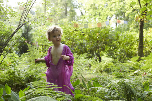 Little girl wearing pink tunic in nature - AMEF00041