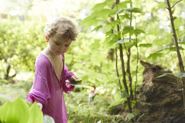 Kleines Mädchen trägt rosa Tunika in der Natur - AMEF00042