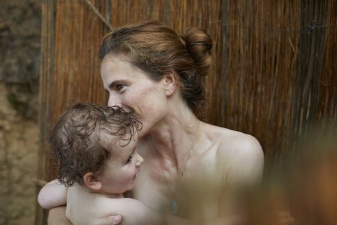 Mutter und kleine Tochter beim Duschen im Freien - AMEF00045