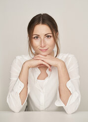 Porträt einer lächelnden jungen Frau mit weißer Bluse - PNEF01357