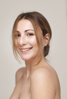 Porträt einer lächelnden schönen jungen Frau mit Sommersprossen - PNEF01364