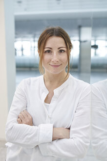 Portrait of confident young businesswoman with arms crossed - PNEF01379