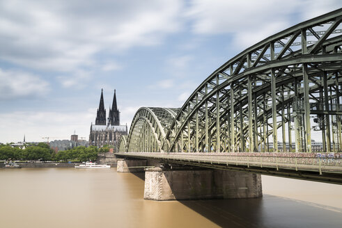 Deutschland, Köln, Blick auf den Kölner Dom mit Hohenzollernbrücke und Rhein im Vordergrund - MKFF00471