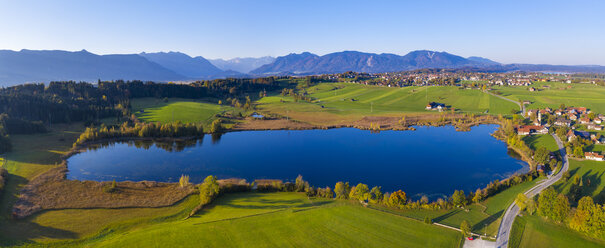 Deutschland, Oberbayern, Alpenvorland, Luftbild von Froschhausen, Froschhauser See, im Hintergrund Murnau am Staffelsee - SIEF08464