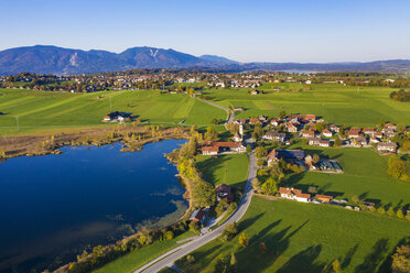 Deutschland, Oberbayern, Alpenvorland, Luftbild von Froschhausen, Froschhauser See, im Hintergrund Murnau am Staffelsee - SIEF08465