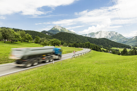 Österreich, Steiermark, Loser-Fenster im Hintergrund, LKW auf Bundesstraße, lizenzfreies Stockfoto