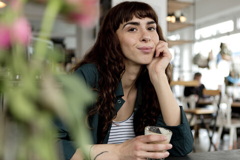 Porträt einer selbstbewussten jungen Frau in einem Cafe, lizenzfreies Stockfoto