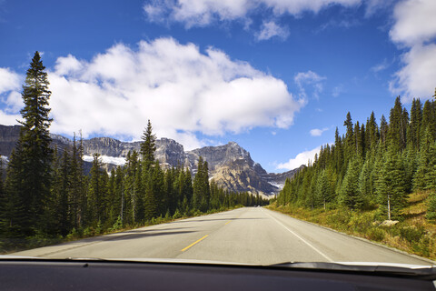 Kanada, Alberta, Jasper National Park, Banff National Park, Icefields Parkway, Straße und Landschaft durch die Windschutzscheibe gesehen, lizenzfreies Stockfoto