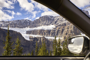 Canada, Alberta, Jasper National Park, Banff National Park, Icefields Parkway, landscape seen through car window - EPF00571