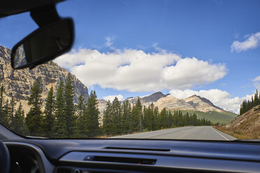 Kanada, Alberta, Jasper National Park, Banff National Park, Icefields Parkway, Straße und Landschaft durch die Windschutzscheibe gesehen - EPF00572