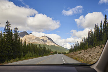 Kanada, Alberta, Jasper National Park, Banff National Park, Icefields Parkway, Straße und Landschaft durch die Windschutzscheibe gesehen - EPF00573