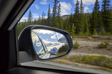 Canada, Alberta, Jasper National Park, Banff National Park, Icefields Parkway, landscape seen through car window - EPF00574