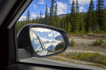 Kanada, Alberta, Jasper National Park, Banff National Park, Icefields Parkway, Landschaft durch Autofenster gesehen - EPF00574