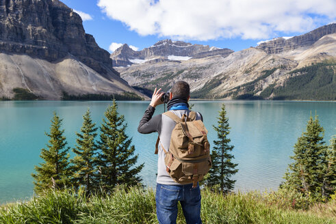 Kanada, Jasper und Banff National Park, Icefields Parkway, Mann am Seeufer - EPF00575