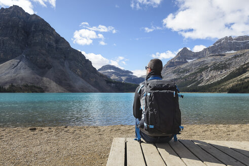 Canada, Jasper and Banff National Park, Icefields Parkway, man at lakeside - EPF00577