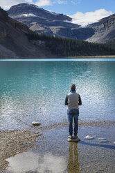 Kanada, Jasper und Banff National Park, Icefields Parkway, Mann am Seeufer - EPF00579