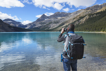 Kanada, Jasper und Banff National Park, Icefields Parkway, Mann am Seeufer - EPF00582